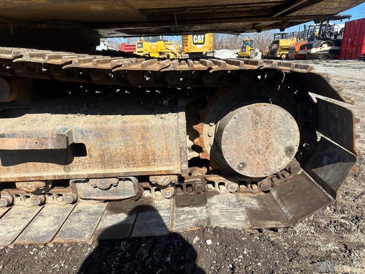 new-holland-eh215-image-67