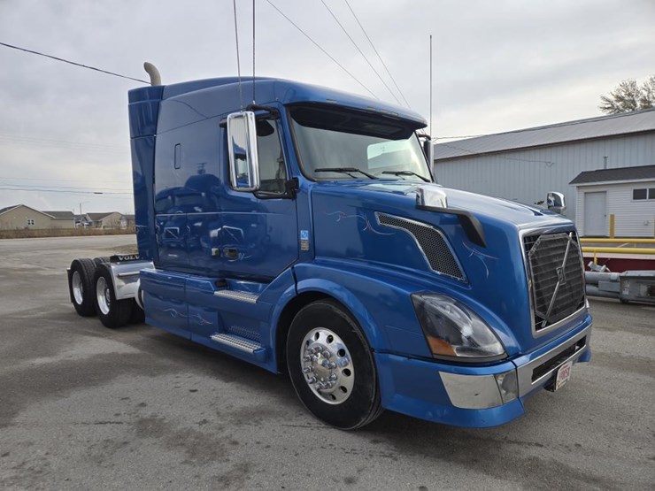 2012-volvo-10-image-7