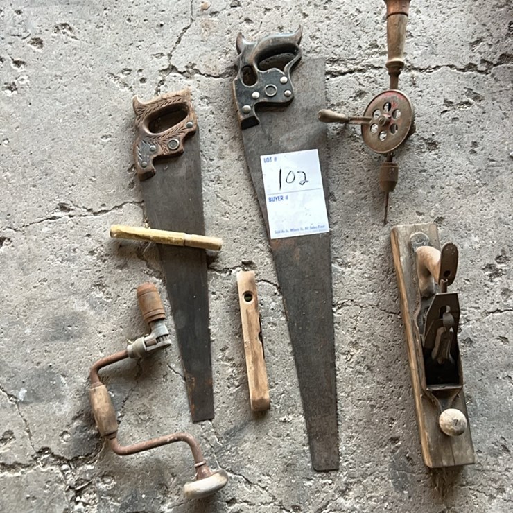 Miscellaneous antique items, old saws, see photos