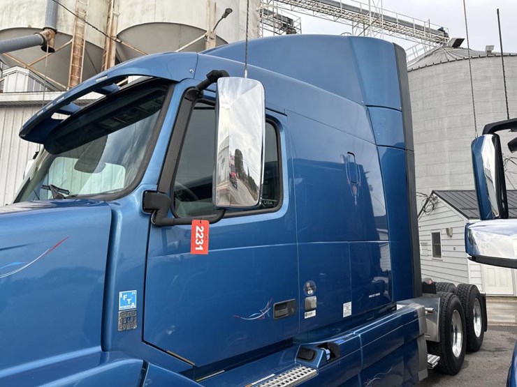 #2231-•-2016-volvo-vnl-sleeper-cab-semi-image-10
