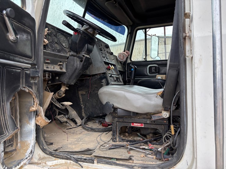 2000-mack-ch600-image-11