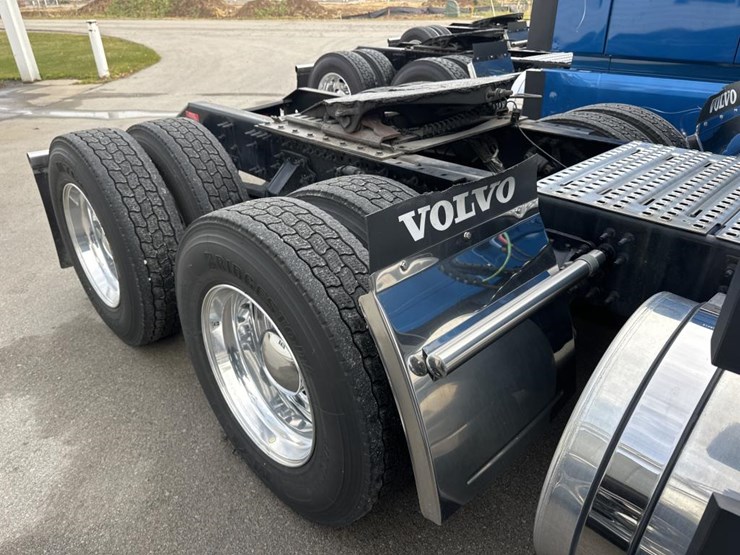 #2226-•-2024-volvo-vnl-sleeper-cab-semi-truck-tractor-image-17