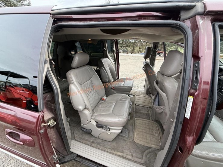 2002-chrysler-town-&-country-image-26