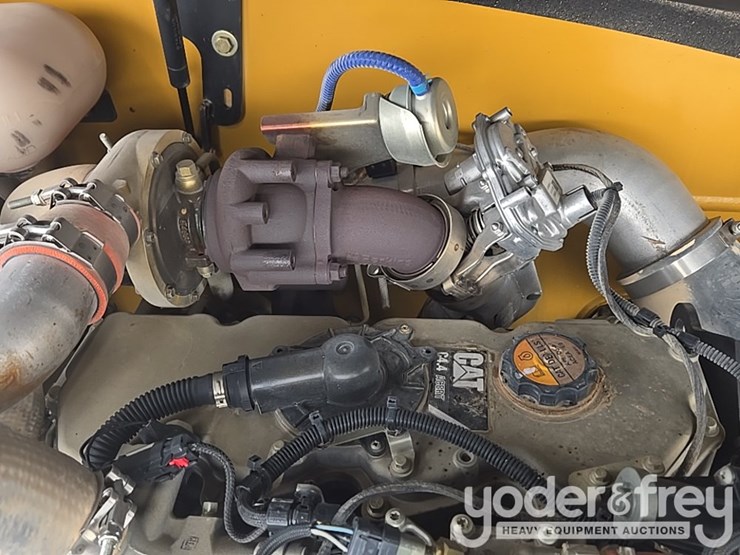 2018-caterpillar-tl1055d-image-55