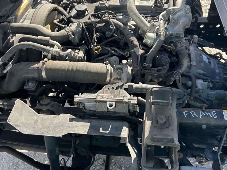 2016-isuzu-npr-image-8