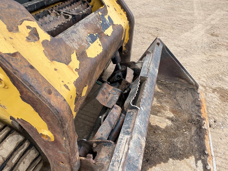 caterpillar-247-image-9