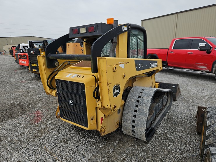 2007-deere-ct332-image-17