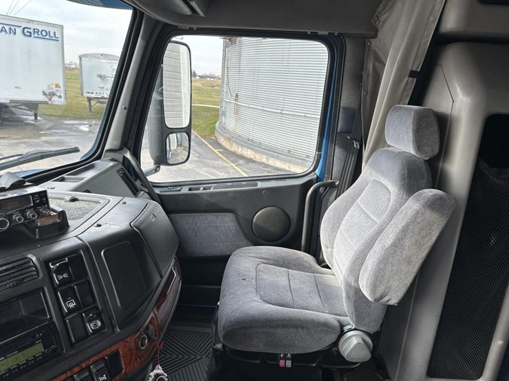 2001-volvo-10-image-48