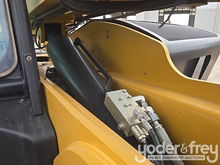 2018-caterpillar-tl1055d-image-20