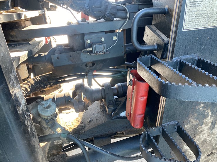 2011-new-holland-390-image-24