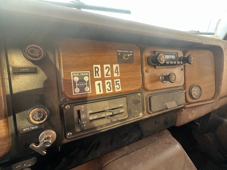 lot-12.-1981-ih-tandem-twin-screw-grain-truck,-very-good-19’-strong-box-and-hoist,-roll-tarp,-466-diesel,-5+4-
vin-af195bca10481-image-35