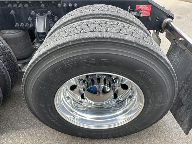 #2226-•-2024-volvo-vnl-sleeper-cab-semi-truck-tractor-image-57