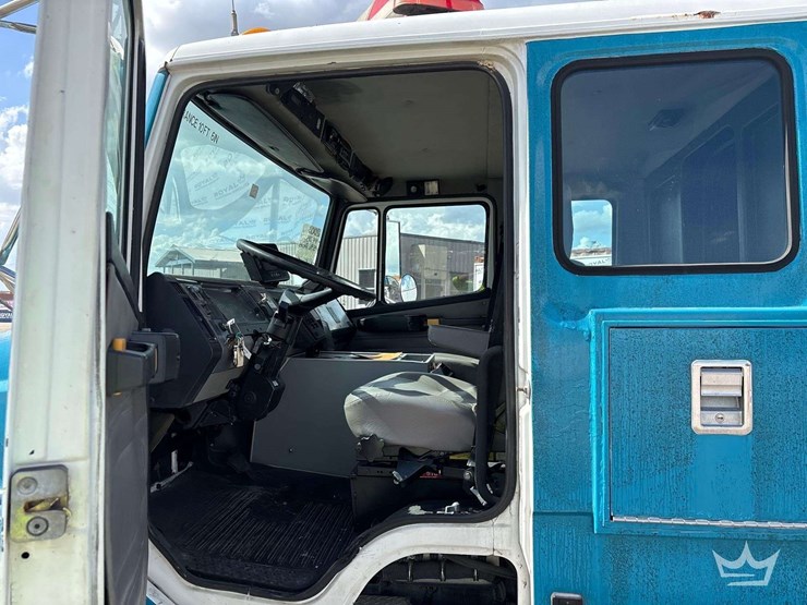 2003-freightliner-fl60-image-32