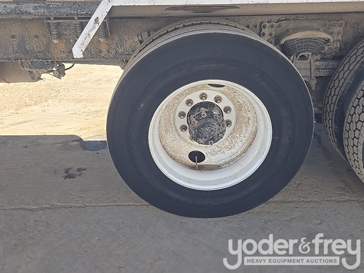 2017-freightliner-m2-106-image-11