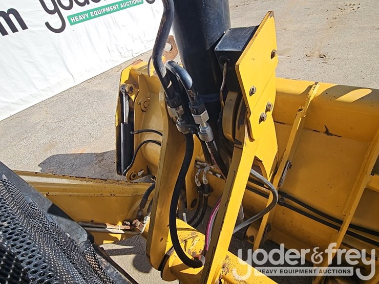 2017-caterpillar-415f2-il-image-31