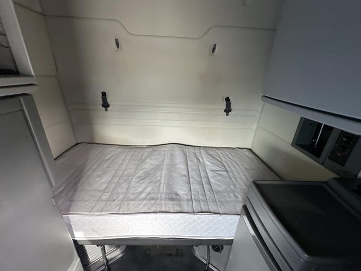 2020-volvo-10-image-49