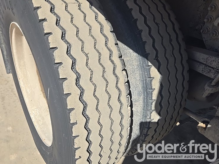 2017-freightliner-m2-106-image-20