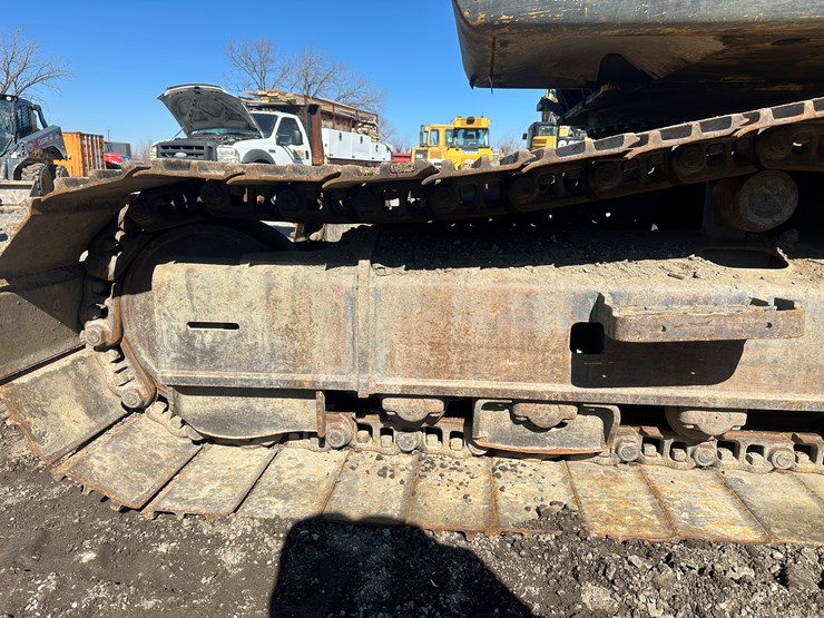 new-holland-eh215-image-65