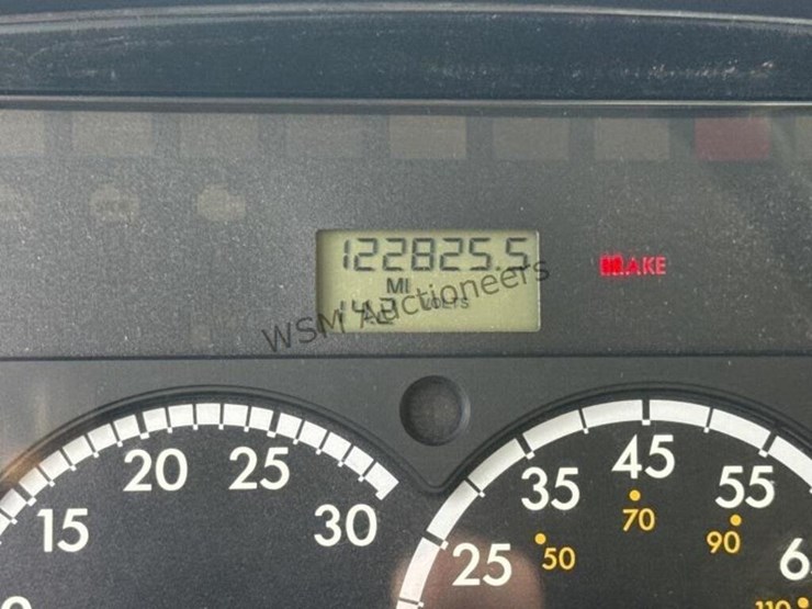 2012-freightliner-m2-106-image-34