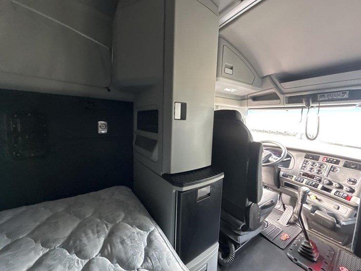 2022-kenworth-t680-image-51