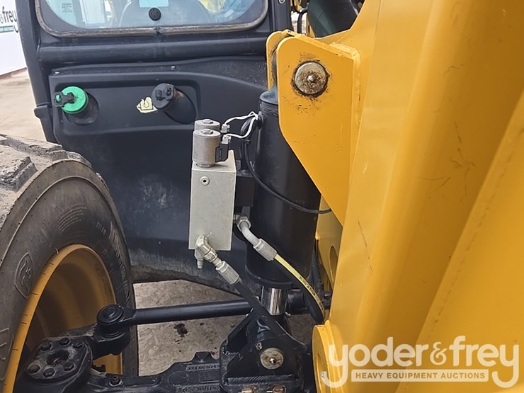 2018-caterpillar-tl1055d-image-17