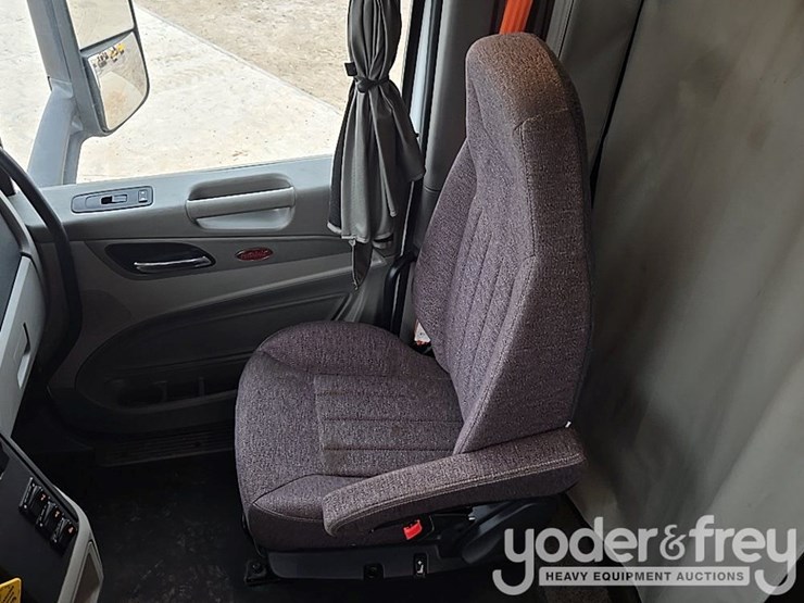 2019-peterbilt-579-image-78