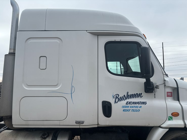 2016-freightliner-cascadia-113-image-15