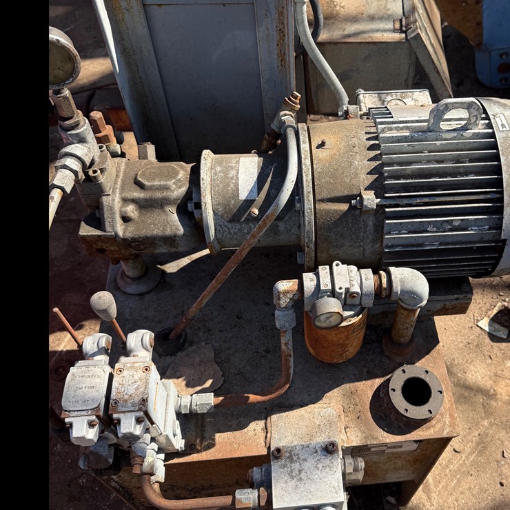 #24 • 7.5 Hp hydraulic power unit