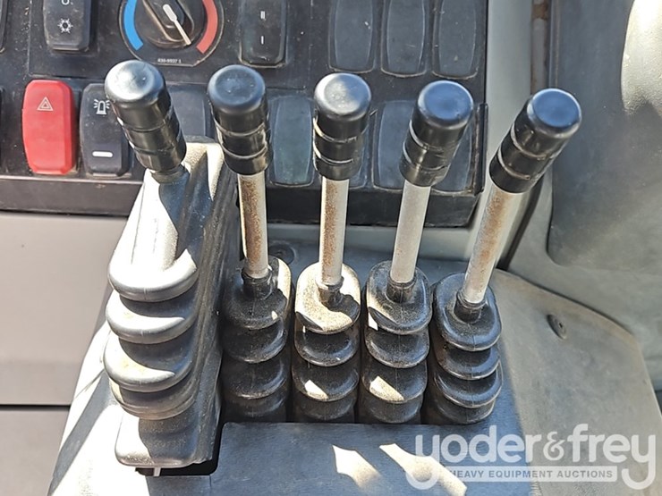 2017-caterpillar-415f2-il-image-40