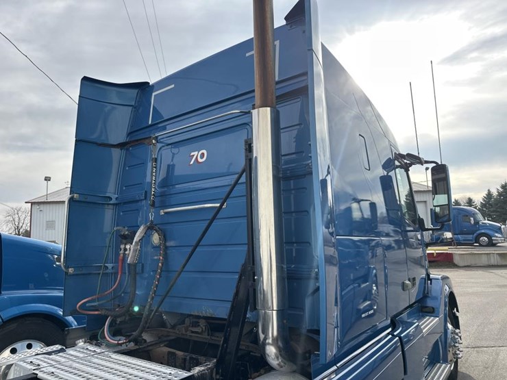 2012-volvo-10-image-18