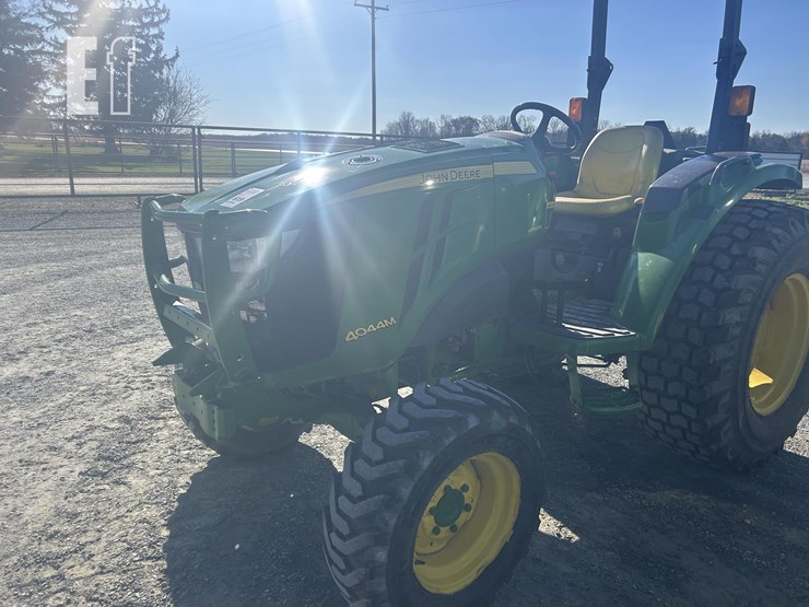 2015-john-deere-4044m-image-6