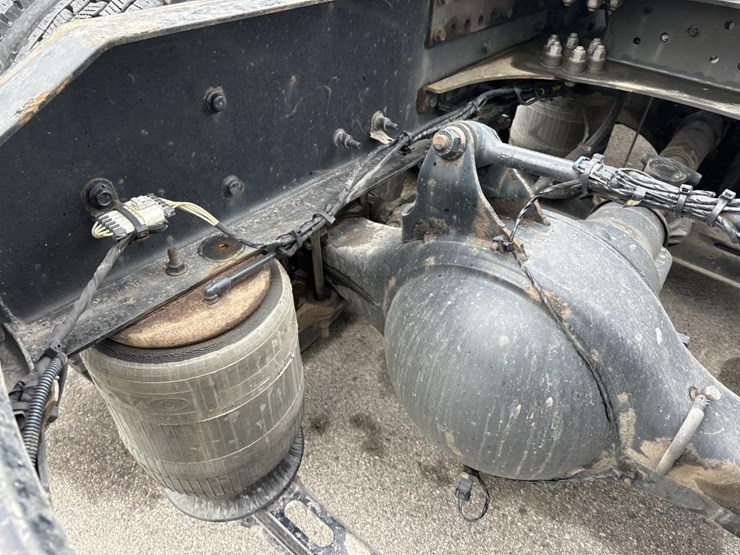 #2231-•-2016-volvo-vnl-sleeper-cab-semi-image-37