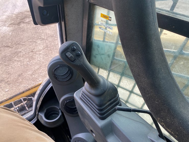 2023-caterpillar-226d3-image-33