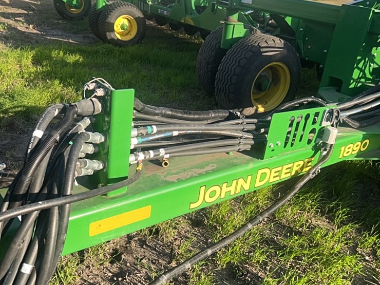 2018-john-deere-1910-image-57