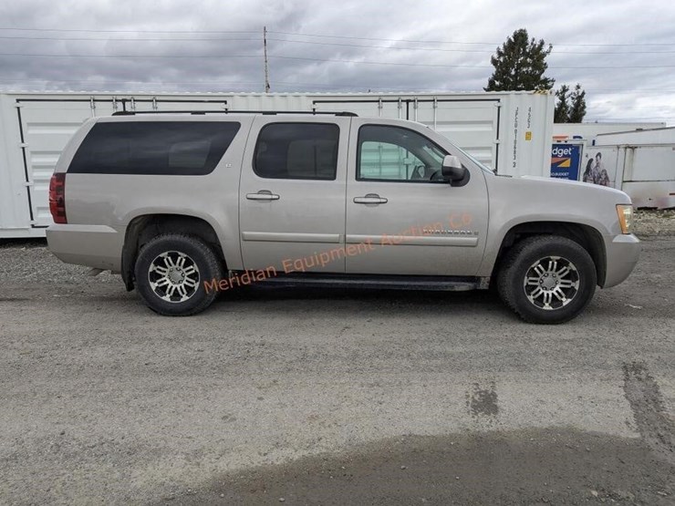 2007-chevrolet-suburban-image-11