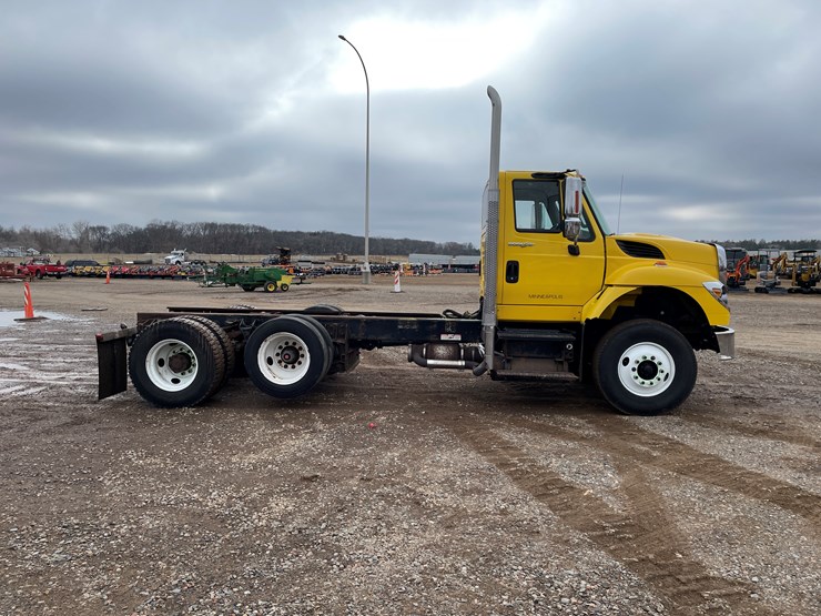 #1030-•-2011-international-truck-tractor-(has-mn-title)-image-6