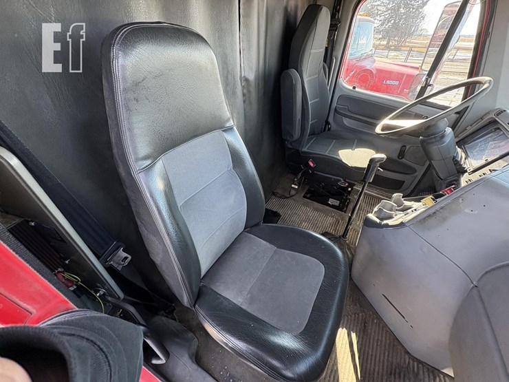 2004-freightliner-columbia-112-image-29