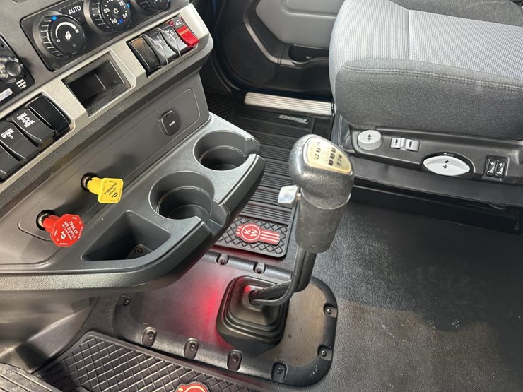 2022-kenworth-t680-image-45