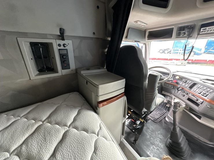 2012-volvo-10-image-52