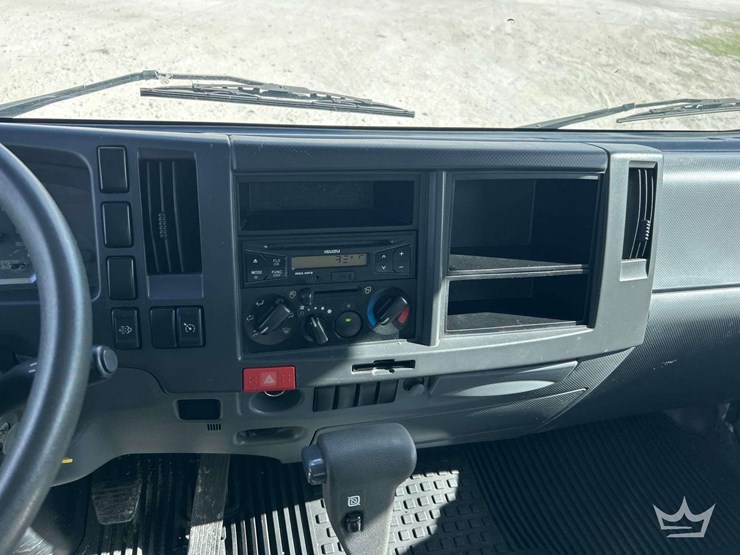 2016-isuzu-npr-image-14