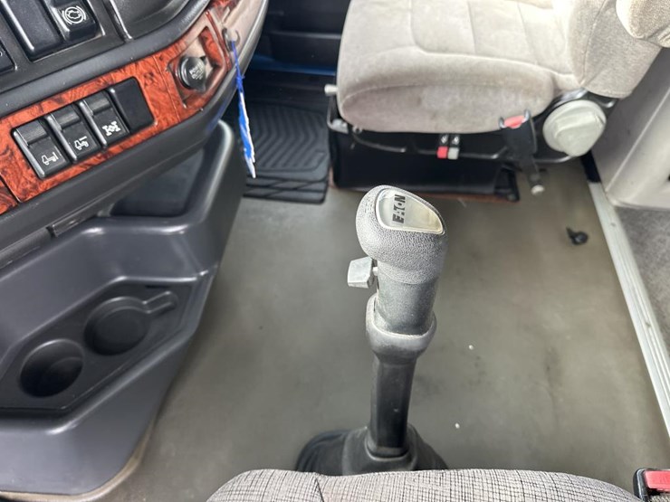 2003-volvo-10-image-46