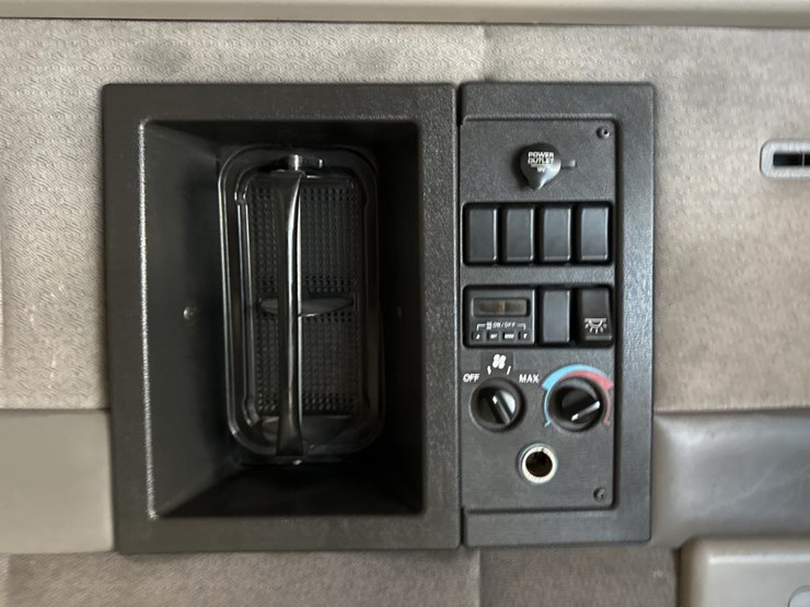 2003-volvo-10-image-51