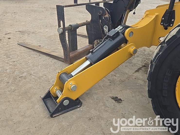 2018-caterpillar-tl1055d-image-22