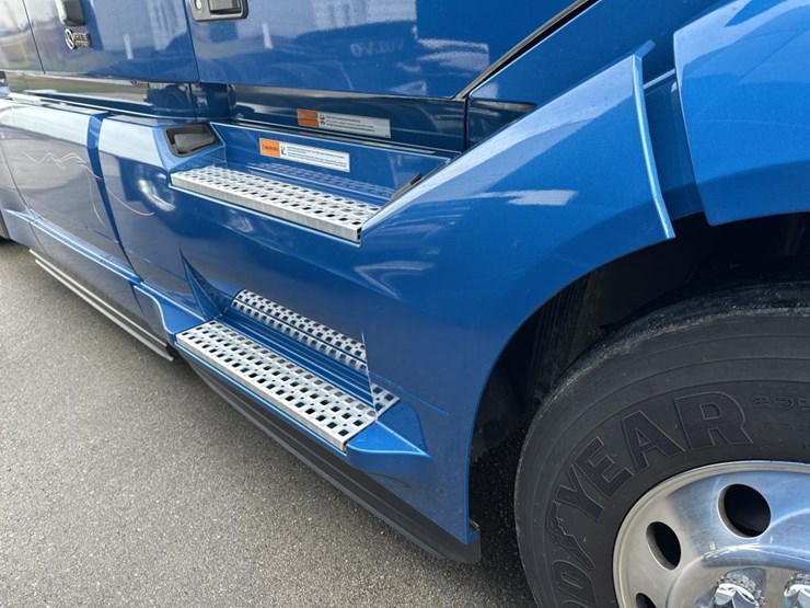 #2225-•-2024-volvo-vnl-sleeper-cab-semi-truck-tractor-image-24