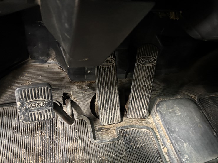 1987-peterbilt-379-image-42