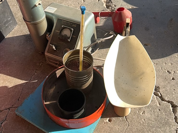 motompco-moisture-tester,-complete-unit-with-scales,-book,-cup,-thermometer-image-10