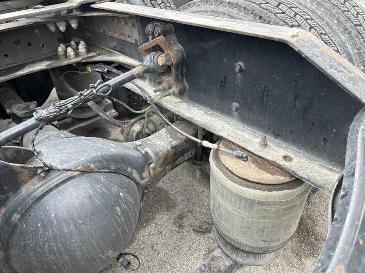 #2231-•-2016-volvo-vnl-sleeper-cab-semi-image-38