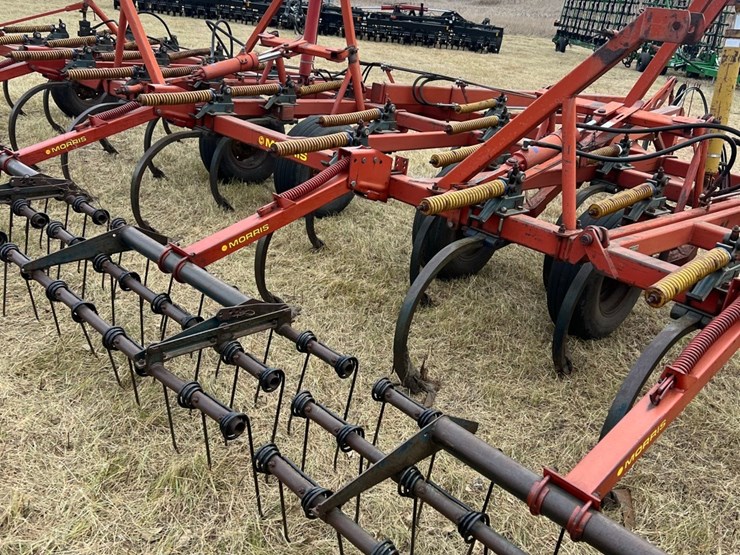 lot-49.-1981-33’-morris-magnum-model-cp-731-chisel-plow-w/3-bar-harrows,-well-maintained-unit,-super-clean-and-straight,-check-photos-image-26