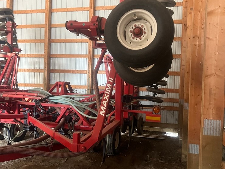 lot-10.-morris-air-seeder,-tow-between-with-10"-eagle-beaks,-new-seed-meter-unit,-pristine-condition,-always-shedded,-highly-maintained,-none-nicer-image-47