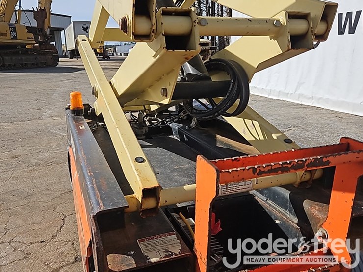 2017-jlg-1932r-image-24